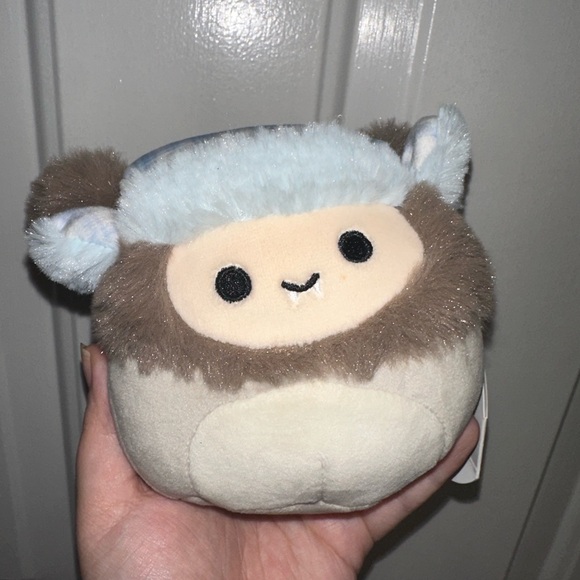 BNWT Christmas 4.5” Dray the yeti squishmallow! - Picture 2 of 3
